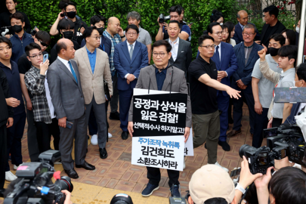 ▲‘2021년 전당대회 돈 봉투 의혹’ 핵심 당사자인 송영길 전 더불어민주당 대표가 7일 서울 서초구 서울중앙지방검찰청에 두 번째 자진출석했으나 검찰의 조사거부로 돌아나온 뒤 청사 입구에서 1인시위를 하고 있다. 신태현 기자 holjjak@