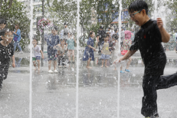 ▲초여름 날씨를 보인 6일 오후 서울 종로구 광화문광장 한글분수대에서 아이들이 물놀이를 하고 있다. (조현호 기자 hyunho@)