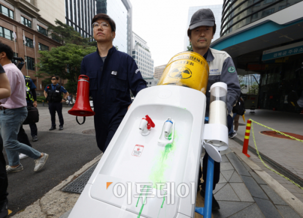 ▲녹색연합과 이제석광고연구소가 7일 오후 서울 종로구 일본대사관 인근에서 핵오염수의 위험성을 알리기 위해 핵오염수가 담긴 정수기를 배달하는 퍼포먼스를 하고 있다. 조현호 기자 hyunho@