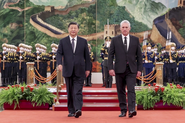 ▲시진핑(왼쪽) 중국 국가주석과 미겔 디아스 카넬 쿠바 대통령이 2022년 11월 25일 베이징 인민대회당에서 열린 환영식 도중 걸어가고 있다. 베이징/AP뉴시스
