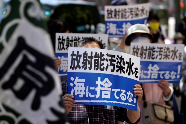 ▲지난달 16일 일본 도쿄에 있는 도쿄전력(TEPCO) 본사 앞에서 시위대가 ‘방사능 오염수 방류 반대’ 손팻말을 들고 후쿠시마 오염수 방류에 반대하고 있다. 이날 수십 명의 반핵운동가가 쓰나미로 파괴된 후쿠시마 원자력 발전소를 운영하는 도쿄전력 밖에 모여 방사능 오염수 방류 계획 철회를 요구했다. (AP/뉴시스)
