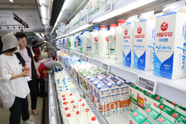 ▲이달 11일 서울의 한 대형마트에 시민들이 우유를 고르고 있다.  (고이란 기자 photoeran@)