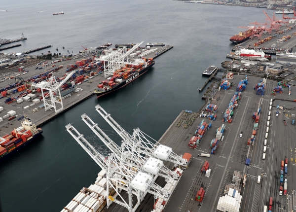 ▲Cargo cranes and containers are seen in the Port of Seattle, USA.  Seattle (USA)/AP News

