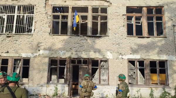 ▲우크라이나군이 11일(현지시간) 블라호다트네 마을을 탈환한 뒤 건물에 국기를 게양하고 있다. 블라호다트네(우크라이나)/로이터연합뉴스
