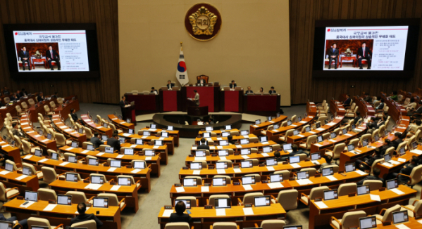 ▲12일 국회 본회의에서 국민의힘 김석기 의원의 대정부 질문 때 민주당 이재명 대표와 주한중국대사의 회동 화면이 나오고 있다. (연합뉴스)