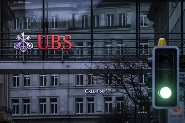 ▲3월 19일 스위스 취리히 건물 외곽에 있는 UBS와 크레디트스위스(CS) 로고 앞에 녹색 신호등이 켜져 있다. 취리히(스위스)/AP연합뉴스
