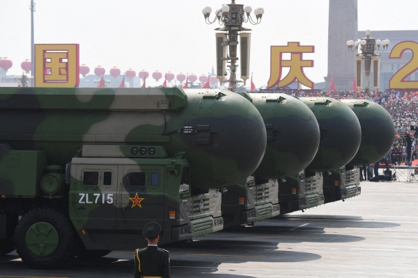 ▲중국 베이징 천안문광장에서 핵 탑재 대륙간탄도미사일이 보인다. 베이징/AFP연합뉴스
