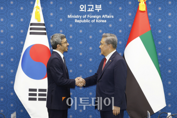 ▲박진 외교부 장관이 13일 서울 종로구 외교부 청사에서 열린 '제1차 한-UAE 특별전략대화'에서 압둘라 빈 자이드 알 나흐얀 UAE 외교장관과 악수를 하고 있다. 조현호 기자 hyunho@