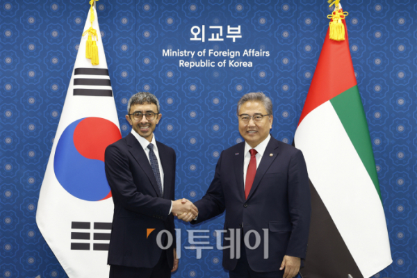 ▲박진 외교부 장관이 13일 서울 종로구 외교부 청사에서 열린 '제1차 한-UAE 특별전략대화'에서 압둘라 빈 자이드 알 나흐얀 UAE 외교장관과 기념촬영을 하고 있다. 조현호 기자 hyunho@