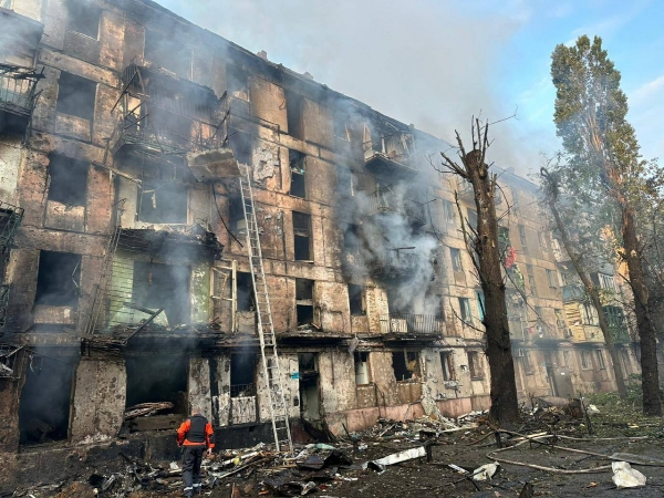 ▲13일(현지시간) 러시아의 미사일 공격으로 우크라이나 드네프로페트로프스크주 크리비리흐에 있는 5층 아파트가 파손됐다. 로이터연합뉴스
