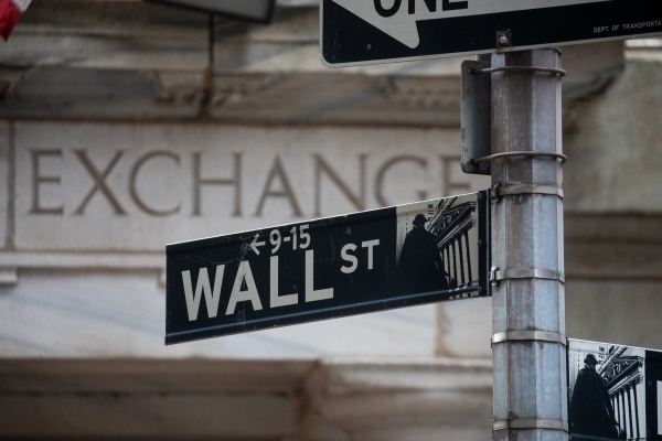▲미국 뉴욕증권거래소(NYSE) 앞에 월가 방향을 나타내는 표지판이 보인다. 뉴욕(미국)/신화뉴시스
