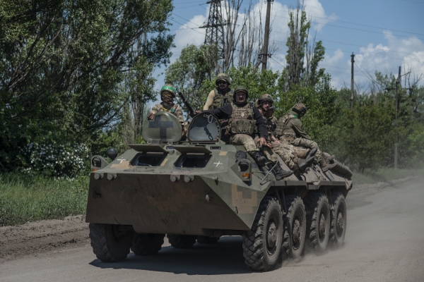 ▲우크라이나 군인들이 5일(현지시각) 도네츠크주 바흐무트 인근 최전방에서 장갑차로 이동하고 있다.  (AP뉴시스)