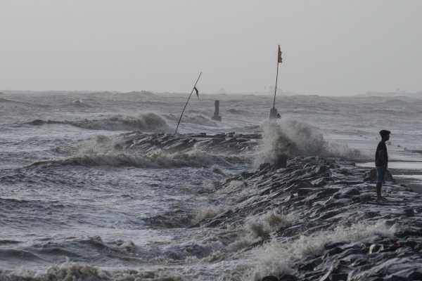 ▲인도 뭄바이 해안에서 12일 대형 사이클론 ‘비파르조이’ 상륙을 앞두고 거친 파도가 치고 있다. 뭄바이(인도)/AP연합뉴스 
