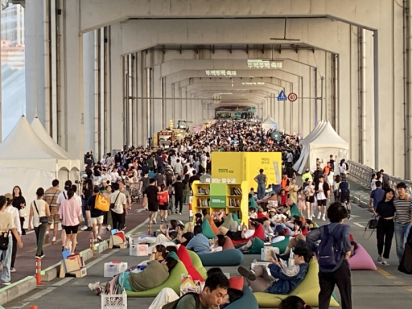 ▲서울시 한강사업본부가 '차 없는 잠수교 뚜벅뚜벅 축제' 한 달 만에 65만 명의 시민이 다녀갔다고 밝혔다.  (자료제공=서울시)