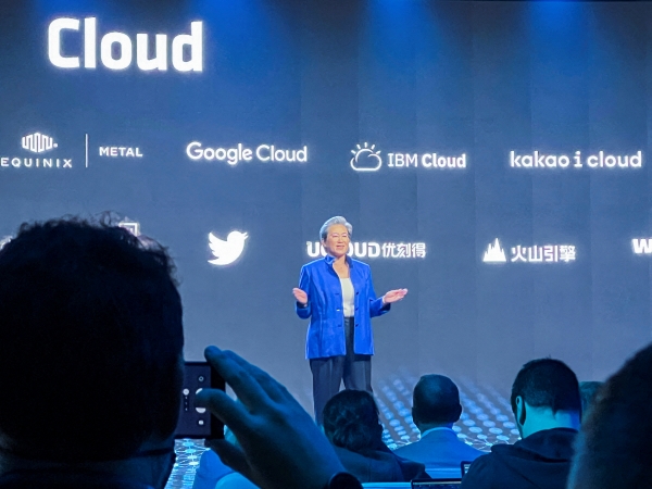 ▲리사 수 AMD 최고경영자(CEO)가 13일(현지시간) 미국 샌프란시스코에서 열린 행사에서 자사의 인공지능(AI) 전략을 소개하고 있다. 샌프란시스코(미국)/로이터연합뉴스 
