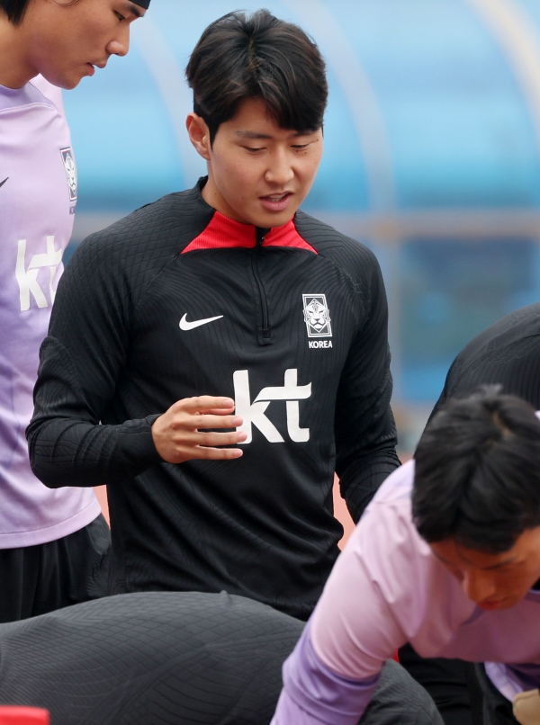 ▲축구 국가대표팀 이강인이 14일 오전 부산 서구 구덕운동장에서 열린 페루 평가전을 앞둔 공식훈련에서 환하게 웃고 있다. 연합뉴스
