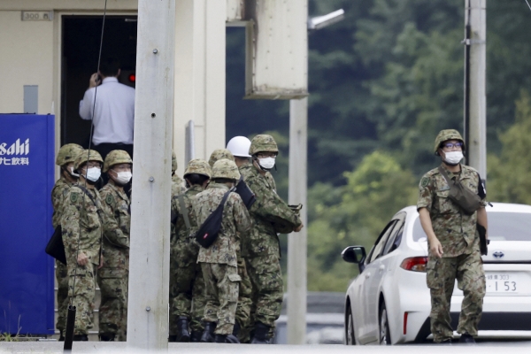 ▲14일 일본 중부 기후의 육상자위대 사격장에서 총격 사건이 발생한 후 자위대 대원들이 현장 부근에 모여 있다. 기후(일본)/AP뉴시스
