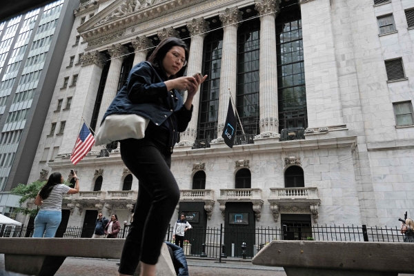 ▲미국 뉴욕에서 14일(현지시간) 시민들이 뉴욕증권거래소(NYSE) 앞을 지나고 있다. 뉴욕(미국)/AFP연합뉴스
