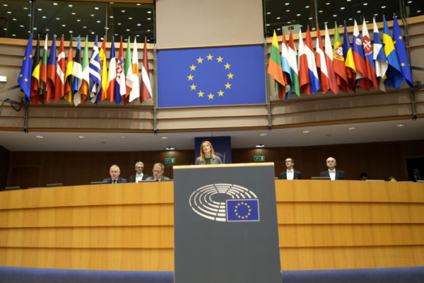 ▲로베르타 메솔라 유럽의회 의장(가운데)이 3월 29일(현지시간) 벨기에 브뤼셀에서 열린 유럽의회 본회의에서 연설하고 있다. 브뤼셀/AP뉴시스
