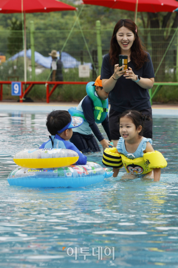 ▲15일 오전 서울 성동구 살곶이 체육공원에 개장한 '살곶이 물놀이장'에서 아이들이 즐거운 시간을 보내고 있다. 조현호 기자 hyunho@