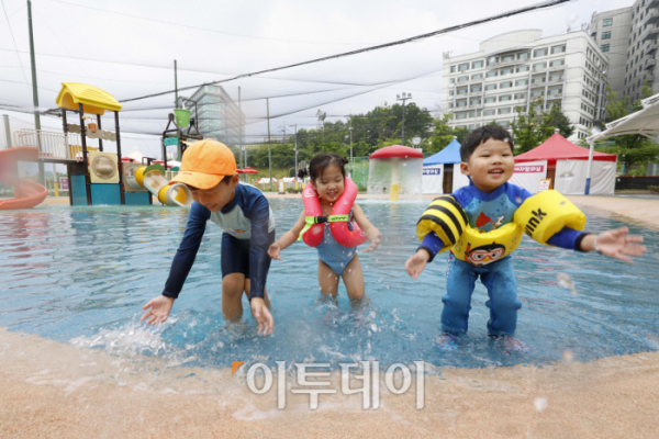 ▲15일 오전 서울 성동구 살곶이 체육공원에 개장한 '살곶이 물놀이장'에서 아이들이 즐거운 시간을 보내고 있다. 조현호 기자 hyunho@