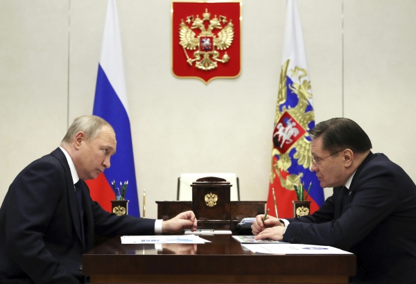 ▲블라디미르 푸틴(왼쪽) 러시아 대통령과 알렉세이 리카체프 로사톰 최고경영자(CEO)가 지난해 5월 19일 면담하고 있다. 모스크바/AP뉴시스
