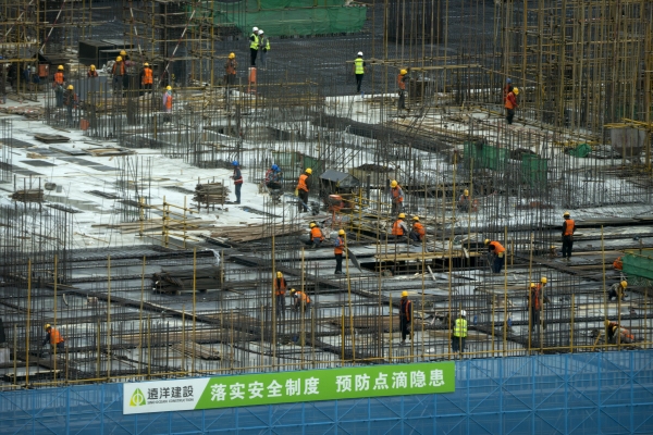 ▲13일 중국 베이징의 한 건설 현장에서 노동자들이 작업하고 있다. 베이징/AP연합뉴스
