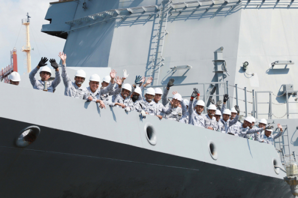 ▲15일 HD현대중공업에 입항한 필리핀 해군의 ‘호세 리잘함’이 HD현대중공업 임직원과 정조대왕함 승조원의 환영을 받고 있다. (사진제공=HD현대)