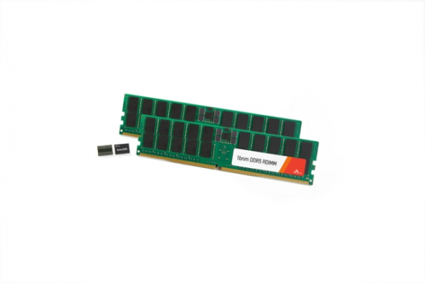 ▲ SK하이닉스 1b DDR5 서버용 64기가바이트 D램 모듈.  (사진제공=SK하이닉스)