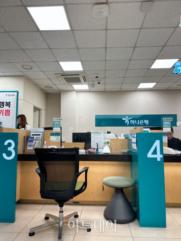 ▲청년도약계좌 출시 첫날 한산한 서울 마포구 하나은행 공덕역점 모습. (정상원 기자 jsw@)
