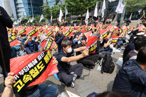 ▲전국철도노동조합 조합원들이 15일 오후 서울 한강대로에서 열린 철도노동자 총력결의대회에서 구호를 외치고 있다.  (연합뉴스 )