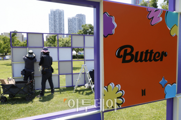 ▲방탄소년단(BTS) 10주년 페스타(FESTA)를 하루 앞둔 16일 오후 서울 영등포구 여의도한강공원에서 관계자들이 행사 준비를 하고 있다. 조현호 기자 hyunho@