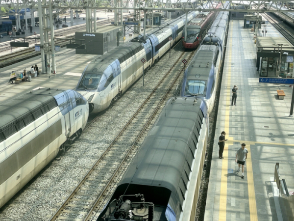 ▲16일 오후 서울역에서 출발하는 열차 다수가 지연되고 있다. (연합뉴스)