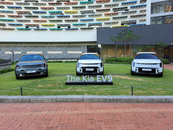 ▲왼쪽부터 기아차의 EV9 일반 모델, EV9 GT 라인(HDP 탑재), EV9 GT 라인(HDP 미탑재). (이민재 기자 2mj@)