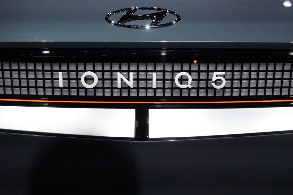 ▲2024년형 현대차 아이오닉5가 2월 9일(현지시간) 미국 시카고에서 열린 오토쇼에서 전시돼 있다. 시카고(미국)/AP연합뉴스

