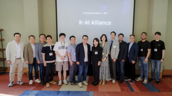 ▲지난 16일(현지시간) 실리콘밸리에서 유영상 SK텔레콤 대표(왼쪽 일곱번째)를 비롯해 ‘K-AI 얼라이언스’ 파트너사 대표들이 모여 ‘글로벌 AI 생태계를 선도하기 위한 사업 협력 강화 방안’을 논의했다.  (사진제공=SK텔레콤)