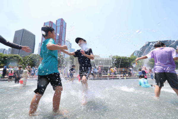 ▲서울에 올해 첫 폭염주의보가 내린 18일 서울 여의도 물빛광장에서 어린이들이 물놀이를 즐기고 있다. 기상청은 19일까지 기온이 상승세를 나타내 폭염이 계속될 것으로 예보했다. 신태현 기자 holjjak@