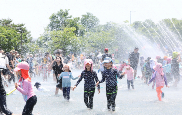 ▲서울에 올해 첫 폭염주의보가 내린 18일 서울 여의도 물빛광장에서 어린이들이 물놀이를 즐기고 있다. 기상청은 19일까지 기온이 상승세를 나타내 폭염이 계속될 것으로 예보했다. 신태현 기자 holjjak@