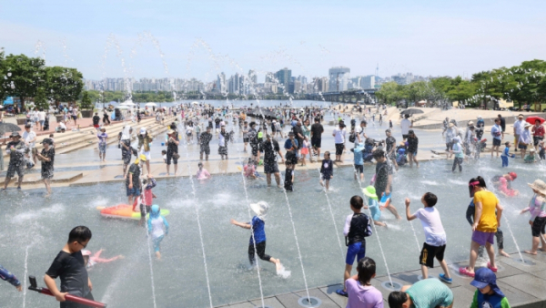 ▲서울에 올해 첫 폭염주의보가 내린 18일 서울 여의도 물빛광장에서 어린이들이 물놀이를 즐기고 있다. 기상청은 19일까지 기온이 상승세를 나타내 폭염이 계속될 것으로 예보했다. 신태현 기자 holjjak@ (이투데이DB)