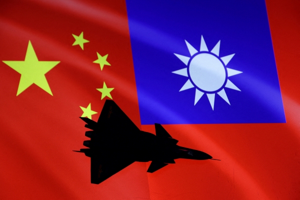 ▲중국과 대만 국기 앞에 비행기가 보인다. 로이터연합뉴스
