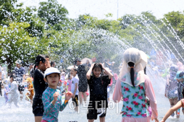 ▲서울에 올해 첫 폭염주의보가 내린 18일 서울 여의도 물빛광장에서 어린이들이 물놀이를 즐기고 있다. 기상청은 19일까지 기온이 상승세를 나타내 폭염이 계속될 것으로 예보했다. 신태현 기자 holjjak@ (이투데이DB)
