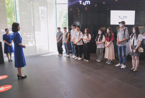 ▲SKT 본사 투어 프로그램에 참가한 학생들이 미래기술체험관 ‘티움’을 관람하고 있다.  (사진제공=SK텔레콤)