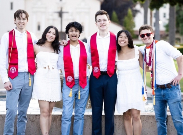 ▲카이란 쿼지(왼쪽에서 세 번째)가 샌타클래라대 동기들과 졸업사진을 찍고 있다. 출처 쿼지 인스타그램
