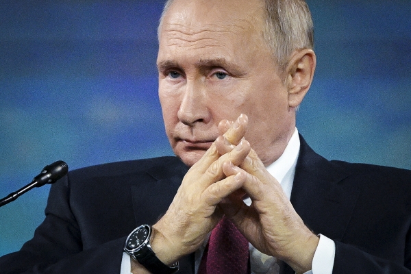 ▲블라디미르 푸틴 러시아 대통령이 16일 상트페테르부르크경제포럼에서 의견을 듣고 있다. 상트페테르부르크(러시아)/AP뉴시스
