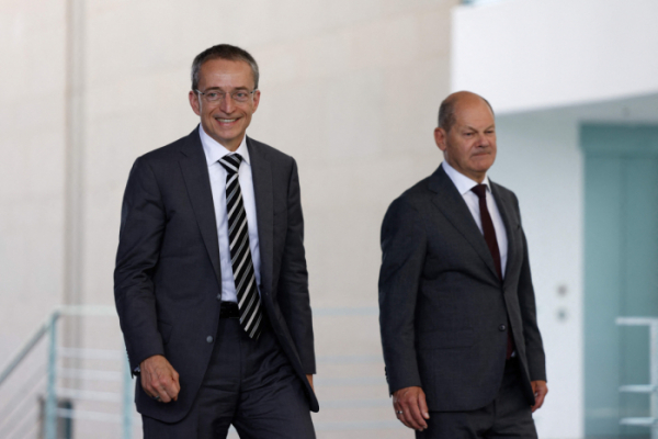 ▲팻 겔싱어(왼쪽) 인텔 최고경영자(CEO)와 올라프 숄츠 독일 총리가 19일(현지시간) 베를린 총리실로 걸어가고 있다. 이날 인텔은 독일 정부 지원하에 독일 반도체공장 건설에 300억 유로를 투자하는 협약을 체결했다. 베를린/AFP연합뉴스