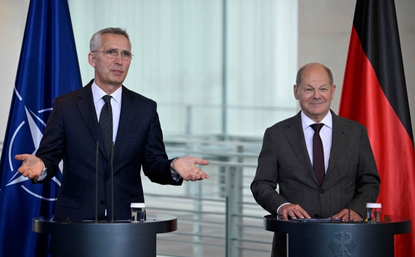 ▲옌스 스톨텐베르그(왼쪽) (NATO·나토) 사무총장과 올라프 숄츠 독일 총리가 19일(현지시간) 독일 베를린에서 기자회견을 하고 있다. 베를린/AFP연합뉴스
