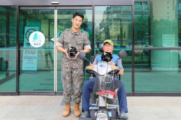 ▲희망나눔인상 주인공으로 선정된 문윤식(오른쪽), 노대균씨가 기념촬영을 하고 있다.  (사진제공=KT그룹 희망나눔재단)