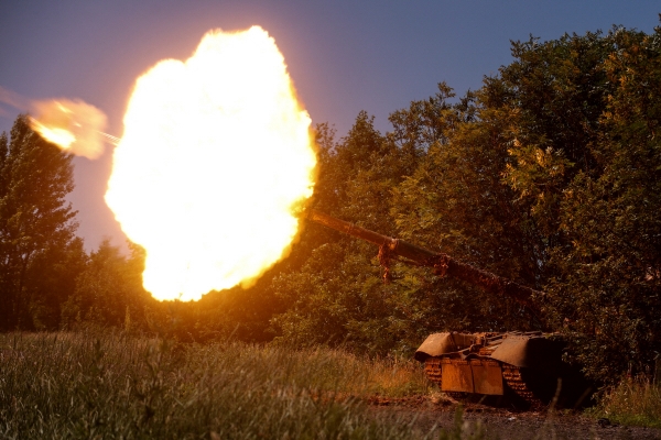 ▲우크라이나 바흐무트에서 19일(현지시간) 우크라이나군의 T-80가 발포하고 있다. 바흐무트(우크라이나)/로이터연합뉴스
