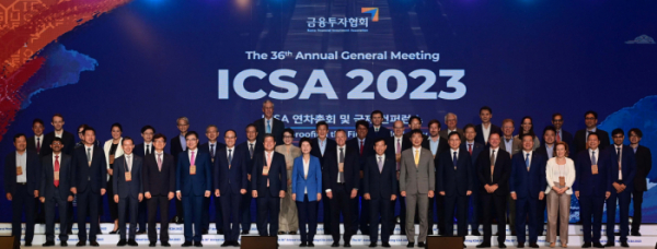 ▲20일 서울 포시즌스호텔에서 열린 'ICSA 국제콘퍼런스'에서 참석자들이 기념 촬영을 하고 있다. (사진제공=금융투자협회)