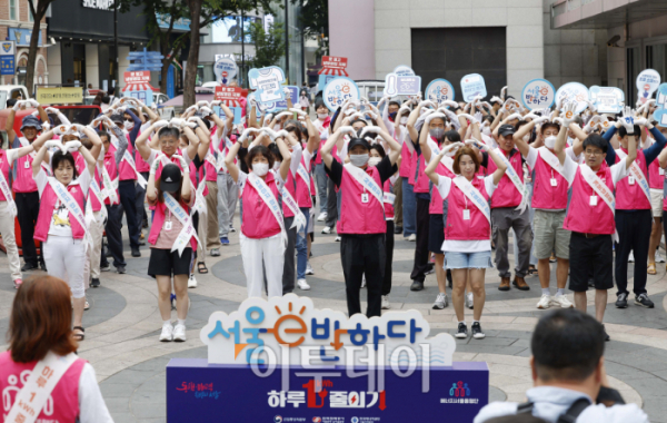 ▲20일 오후 서울시 중구 명동거리에서 서울시, 산업통상자원부 등 관계자들이 여름철 에너지절약 합동 캠페인 '서울e 반하다'를 진행하고 있다. 이날 서울시, 산업통상자원부, 중구청, 한국전력공사, 한국에너지공단 등 6개 기관 관계자들은 명동 거리를 다니며 개문냉방 자제 등 대시민 에너지 절약 요령을 홍보했다. 조현호 기자 hyunho@